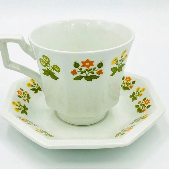 Vintage Johnson Bros. Heritage Posy Cups and Saucers, Set of 4 - Picture 2 of 11